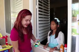 小萝莉给爸爸买的冰淇淋 不小心掉在了地上视频封面