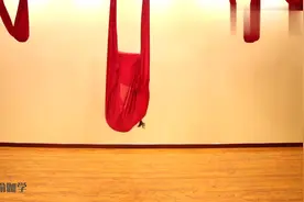 空中瑜伽蝙蝠倒立式，增加腰椎的柔软度和颈部肌肉的力量！