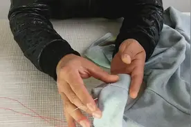 孩子衣服买大了？20年裁缝教你不用剪刀，缩短长度又美观！