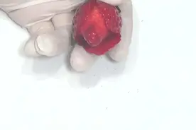 草莓花束怎么做？教你雕刻草莓玫瑰花技巧，收服她的心吧！