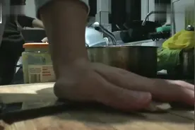 留学小哥在英国做中餐，听说把外国同学全馋哭了视频封面