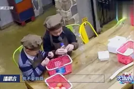 易烊千玺带领萌娃包饺子，雷佳音都被萌娃整蒙了，千玺像大厨一样视频封面