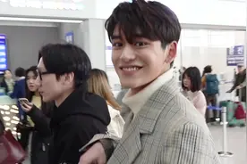 港仔LUCAS现身仁川飞沈阳 长款风衣大秀机场时尚视频封面