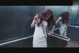 两个极品美女电梯里比身材, 结果衣服都撑破了视频封面