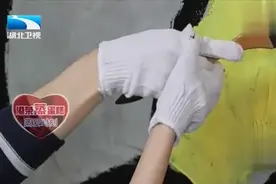陈都灵蹲下来贴心为刘宪华系鞋带，刘宪华给她一个爱的拥抱！视频封面