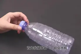 卫生间下水道堵了，别花钱找人疏通，一个塑料瓶轻松解决，真实用视频封面