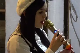 民间有高手，美女香港街头一曲《上海滩》人美歌美，不输专业歌手视频封面