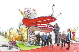 迎新年辞旧岁 7旬翁扎两层楼高“中国龙”图片