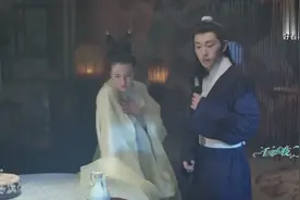 1001夜：梦境中热巴想要强吻邓伦,结果邓伦被她给吓醒了,好逗