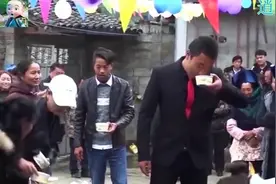 四川农村彝族一姑娘出嫁, 深情拥抱亲人, 上车时, 哭了视频封面