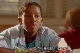 华裔小孩转学第一天，拿出中式午餐，没想到把同学吓到了！视频封面