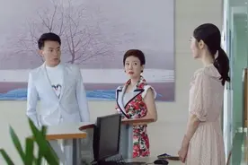 美女上班时间偷偷把高跟鞋脱掉，谁料被老总看见，太尴尬了！视频封面