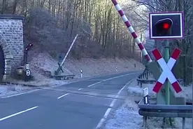 火车速度太快了，看到红灯谁敢不停？