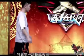 这是翻跟头吗这分明是玩杂技！小伙踩着高跷翻跟头，太刺激了视频封面