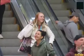 国外小伙穿丁裤恶作剧，这种搞笑街拍，快点我也要看一看视频封面