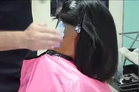 妹纸嫌头发闷着太热，将脖子后剃光后，瞬间清爽又自然！视频封面