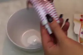 妹子用白胶做的撕拉口红，看你撕就觉得好疼