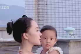 李小璐抱甜馨在屋顶一起看夕阳，给甜馨拍美照，画面真的很温馨视频封面