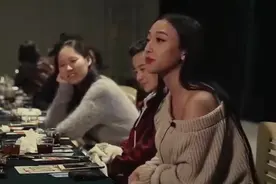 变性人：男儿身天生没有喉结没有汗毛，变性医生看到时，惊呆了！视频封面