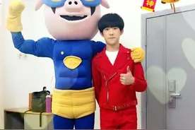 童年的回忆！TFBOYS三小只和玩偶合影图片