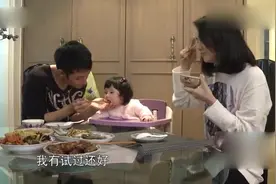 张丹峰用手托着彤彤的下巴喂饭，这样的解释简直太有爱