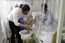 郑州90后女孩为救白血病妹妹，放弃考研送外卖：只要能治好妹妹，愿用自己生命去换@抖音小助手