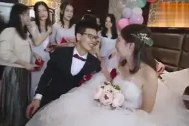 真实婚礼 新郎找婚鞋 乘机摸了新娘 两人真会玩视频封面