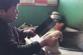 农村大妈养的鸡刚下蛋被黄鼠狼咬死，她打算吃掉，大家说能吃吗