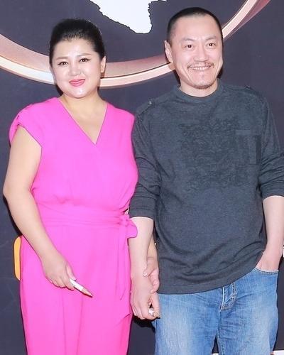 雪村的老婆是,网络歌手雪村曾强吻主持一哥妻子,妻子当街乞讨炒作