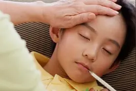 宝宝发烧了，妈妈在家一个穴位就可以解决