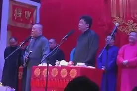老郭接连“失误”气得扔扇子摔手绢，全场尖叫，小岳鼓动退票！视频封面