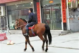 天津街头闹市现“骑马哥” 时而散步时而狂奔引围观图片