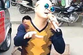 广西光头卖碟哥为招揽生意自己也是醉了！街边卖唱还挺好听！视频封面