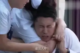 男医生结婚了，暗恋他的女护士可哭惨了，竟抱着他不撒手！视频封面