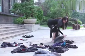美女发怒把闺蜜的衣服鞋子全扔下楼，闺蜜下楼穿了双高跟鞋就走了视频封面