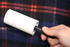 粘在衣服上的毛絮、纸屑很难清除？不怕，用这4招瞬间搞定视频封面