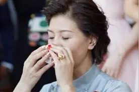 刘诗诗妈妈12年前拍戏照曝光 气质温婉美过女儿视频封面