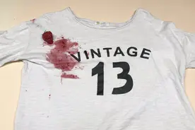 清理衣服上的草莓汁，3秒就搞定，现在知道还不晚