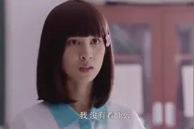 女学生上课看课外书被老师抓到 看到书老师意味深长的笑了视频封面