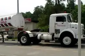 实拍：卡车车头与半挂油罐车是如何连接的？