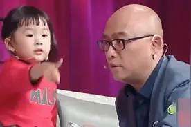 2岁小姑娘被父母玩坏怪异打扮萌翻全场，孟非喜爱不已