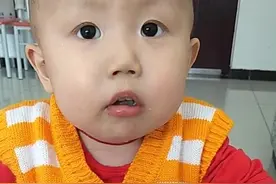 坚强小吃货两岁白血病海海 自己拿筷子吃饭 还问妈妈面条还有吗视频封面