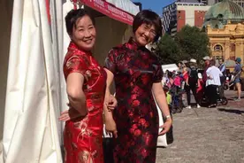 澳洲侨胞秀旗袍跳广场舞 带来最炫中国风图片