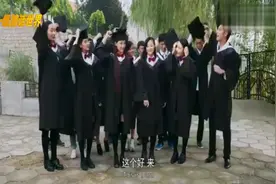 毕业生拍毕业照，发现头戴蝴蝶结女孩好看，放大后却把大家吓跑了