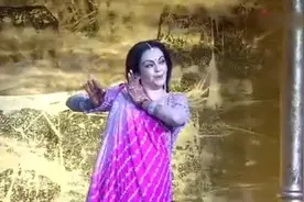 印度首富儿子婚礼，首富夫人妮塔·安巴尼表演舞蹈祝福视频封面