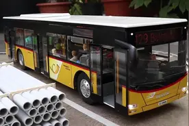 公交车模型，细节做的到位，车门能开，里面还有乘客！