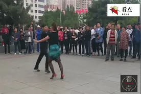 街头一男一女表双人广场舞《我的快乐就是想你》难得一见！视频封面
