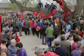 俩小伙同一天结婚，村口玩起石头剪刀布，谁赢谁先进村视频封面