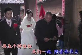 新郎自个儿走了，新娘站在门口不知道是该进还是该退，好尴尬视频封面