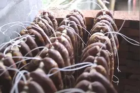 四川农村小伙用柏树枝烟熏香肠腊肉，金黄金黄的，看起来真不错视频封面